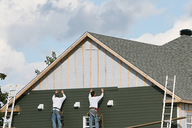 Professional Siding Installation technician working in Forest Hill, TX
